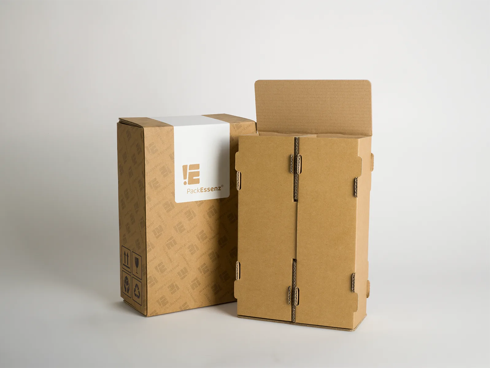 Transport- und Versandverpackung. Diese Transport- und Versandverpackung gewährleistet für Weingüter und Anbaugenossenschaften den sicheren Versand von 2, 4 oder 6 Weinflaschen. Für lokale Winzer sind auch kleine Auflagen wirtschaftlich darstellbar. Fundierte Kenntnisse des Rohstoffs Wellpappe nach DIN 55468-1 ermöglichen überdies optimale Haltbarkeit bei minimalem Material- und Rohstoffeinsatz.