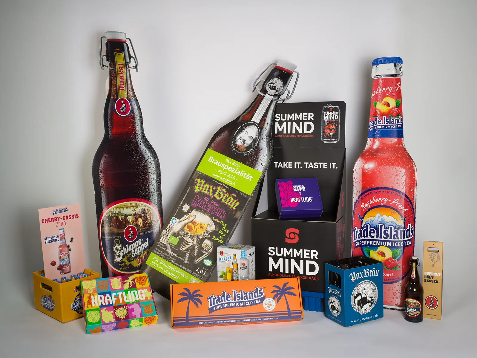 Verpackungs- und Displaylösungen. Unsere Verpackungs- und Displaylösungen aus Wellpappe erfüllen die vielseitigen Anforderungen unterschiedlicher Unternehmen, wie Brauereien, Weingüter oder Abfüller: von der Lagerung und dem Schutz bis hin zur ansprechenden Präsentation im Verkaufsregal oder am Point of Sale (POS).