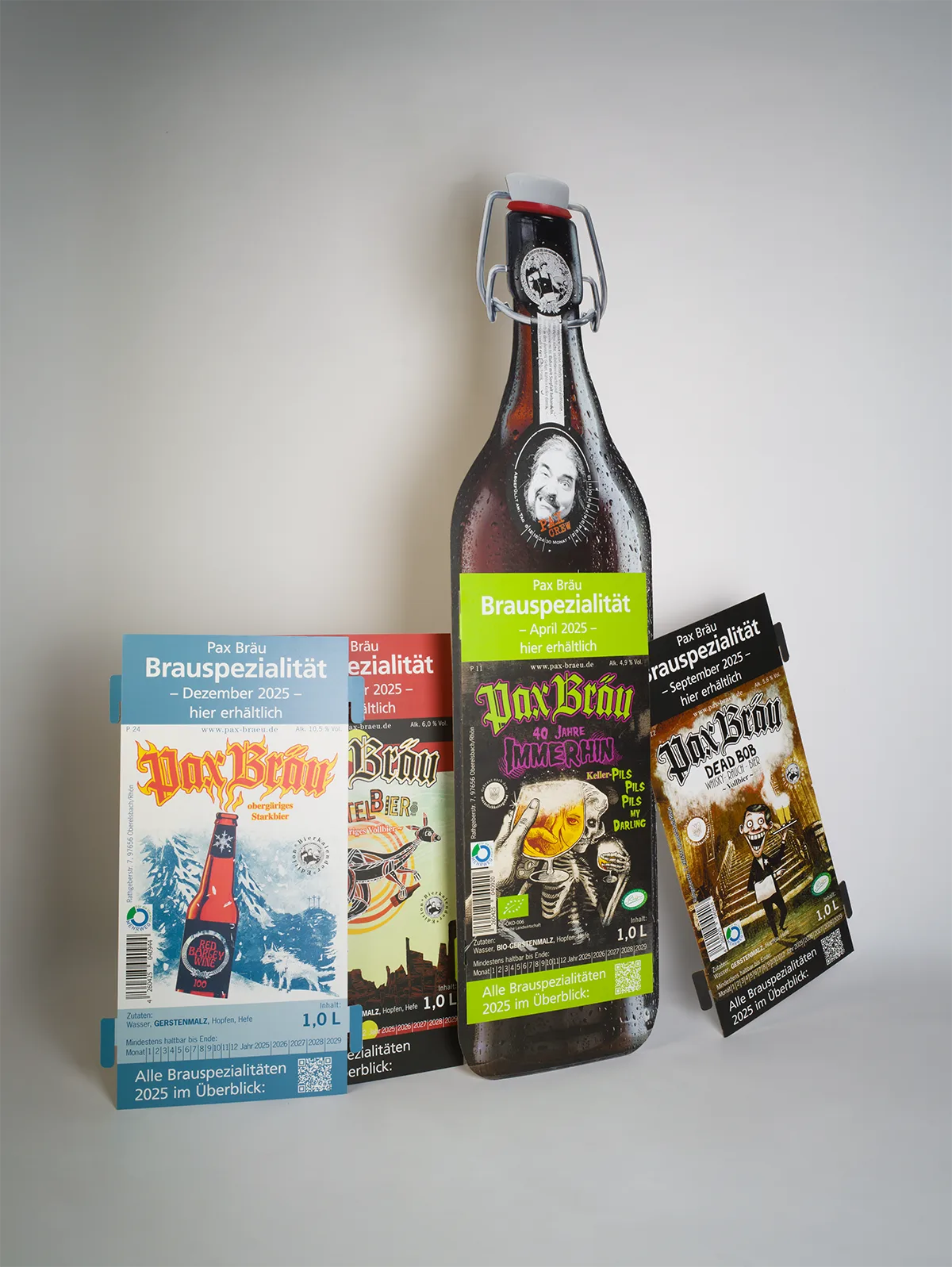 Bodenaufsteller mit austauschbarem Display für schnell drehende Aktionsware. Einmal aufgestellt, verbleibt dieser mannshohe ¬Aufsteller der PAX Bräu ¬dauerhaft am POS. Die ¬¬Displays der monatlich wechselnden Aktionsware lassen sich unkom¬pliziert ¬ein- und aushängen. Der Aufsteller und die Displays inklusive Hänge¬mechanik sind komplett aus Well¬pappe gefertigt und sortenrein recyclebar.