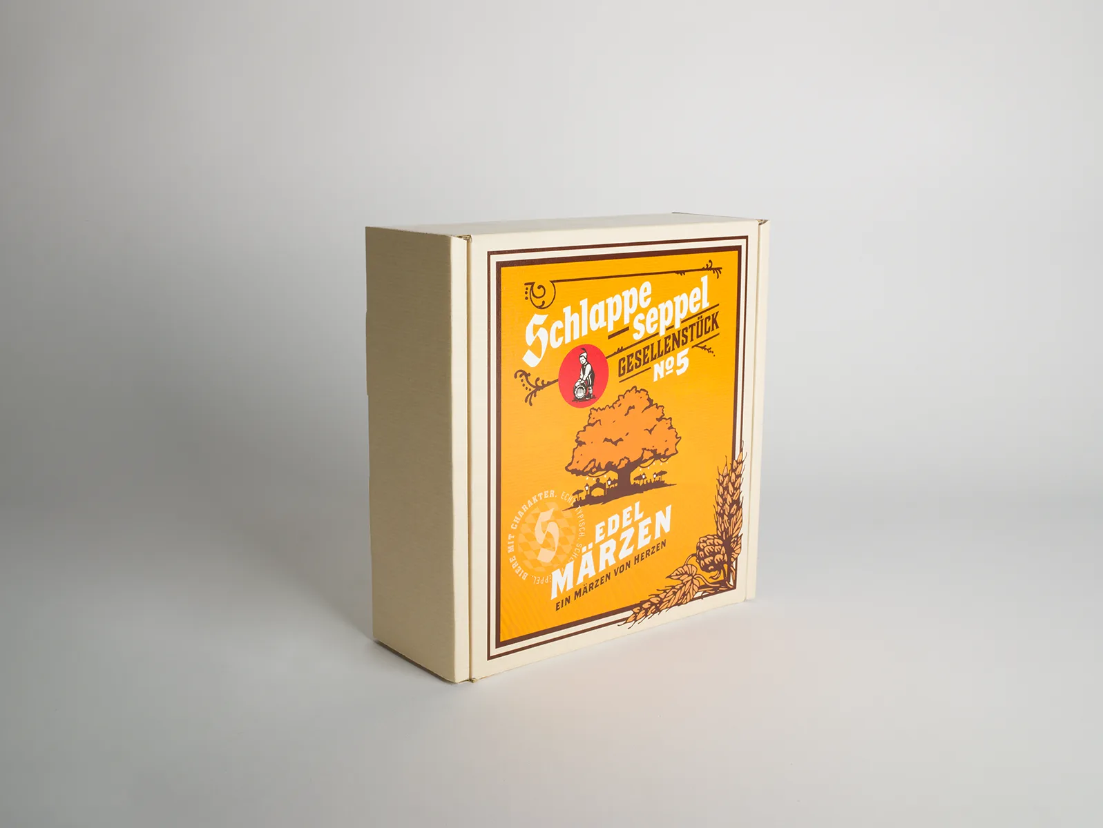 Hochwertige Verkaufsverpackung für ein exklusives Bier. Wer in dieser Brauerei sein Handwerk erlernt hat, darf am Ende seiner Lehrjahre ein eigenes Bier komponieren. Dieses ganz persönliche und exklusive Gesellenstück findet in limitierter Auflage und einer entsprechend wertigen Verkaufsverpackung seinen Weg in den Handel.