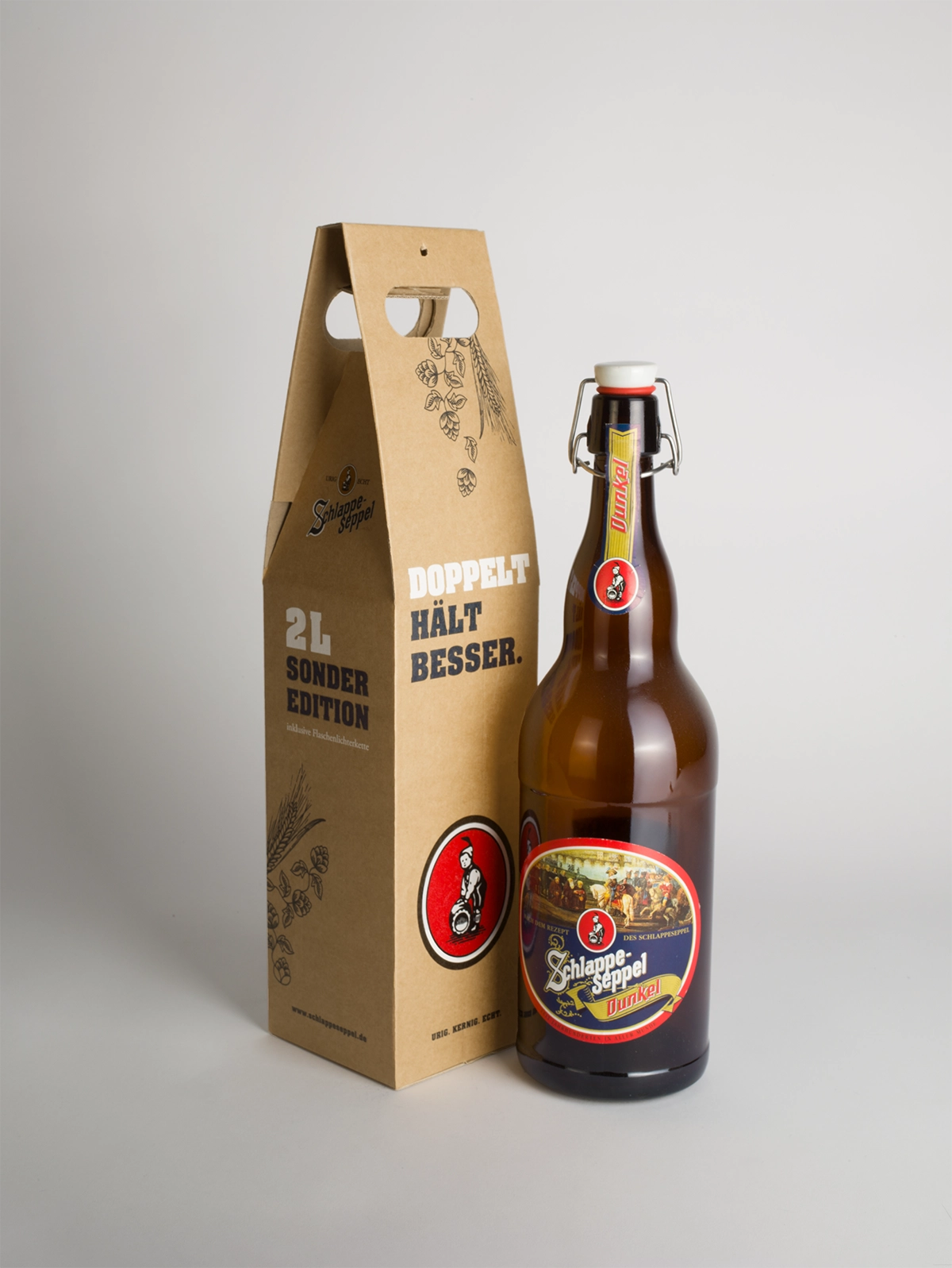 Geschenkverpackung für 2 Liter-Bügelverschlussflasche. Doppelt hält besser. Die robuste Wellpappe dieser Verpackung schützt den zerbrechlichen Inhalt optimal. Dank des praktischen Tragegriffs lässt sich das edle Gebräu bequem nach Hause bringen.