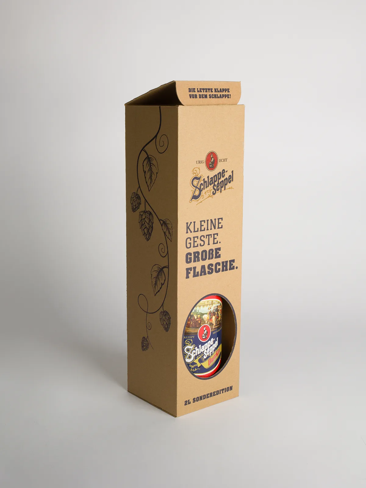 Attraktive Verkaufsverpackung für 2 Liter-Bügelverschlussflasche. Trotz schlichter, brauner Welle scheut diese Box mit attraktivem Druckbild keinen optischen Vergleich mit aufwändigst verpackten, edlen Destillaten aus den Highlands oder von den Hebriden.