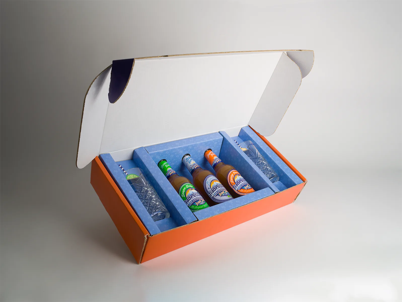 Diese Promotion-Box kommt sicher an. 3 Sorten Eistee. Plus 2 Gläser. Griff¬bereit zum direkten ¬Verkosten: Call-to-Action ganz ohne Geschrei.