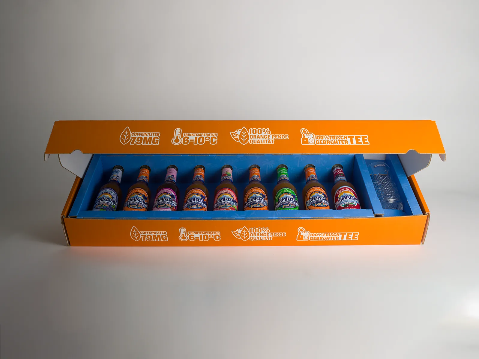Landingpage Getränke42415 Packaging für Promotion im Fachhandel. Für jeden Geschmack: 9 Sorten Eistee – die gesamte Produktreihe – plus 1 Verkostungsglas finden in dieser Promotion-Box Platz.