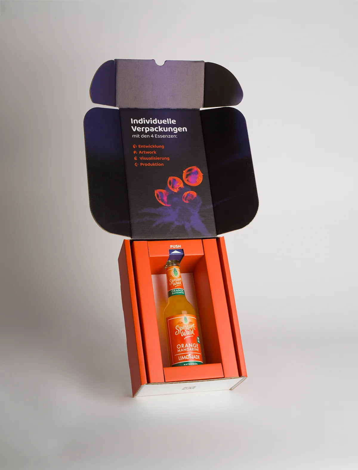 Give-Away. Mit der pfiffigen Fixierung einer 0,3 l Limonadenflasche unterstreicht dieses Give-Away als Handout an potenzielle Neukunden Kompetenz in der Verpackungsentwicklung.