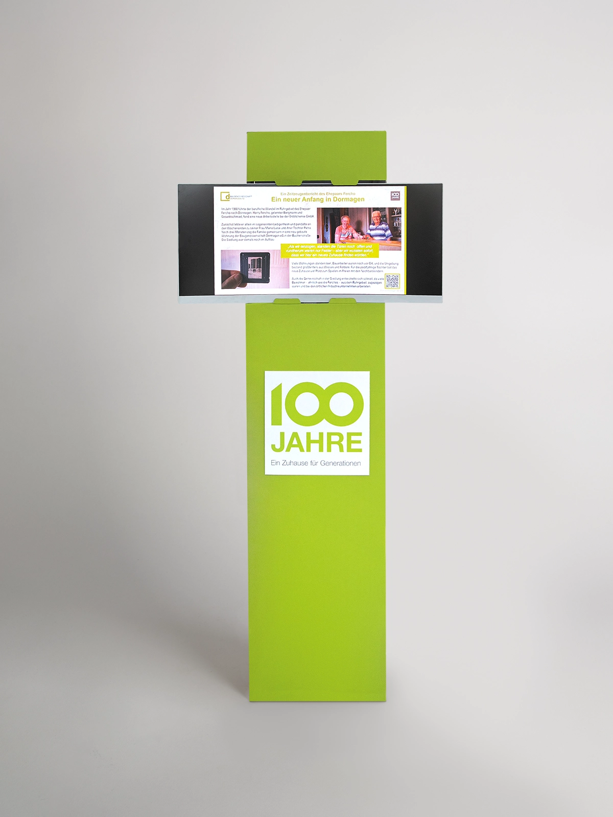 Die stabile Monitorstele mit individuell angepasster Aufnahme für einen Bildschirm sowie rückseitigem Tray für weitere Hardware ergänzt statische Displays am POS oder in Ausstellungen um Bewegtbilder und vertonte Informationen.